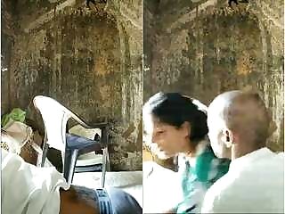 گاؤں بھابھی کو اپنے پریمی سے غسل کرنے کا وقت مل گیا